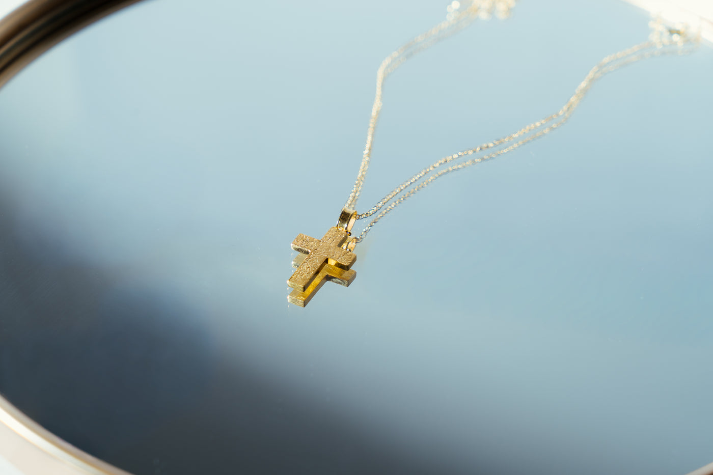 Κολιέ με σταυρό TROULIS με θέμα το ηλιοστάσιο.