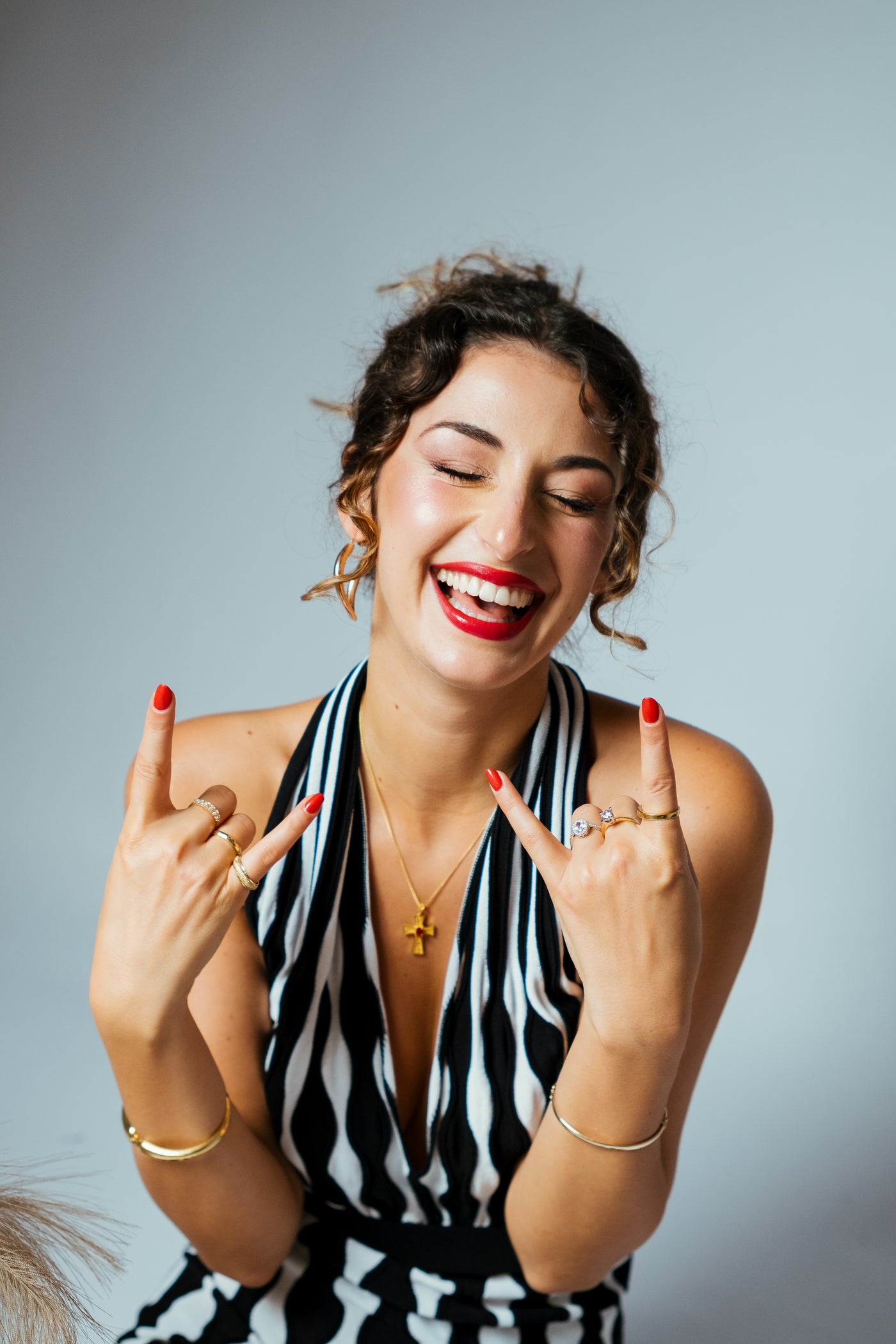 Κολιέ με σταυρό TROULIS με θέμα το ηλιοστάσιο.