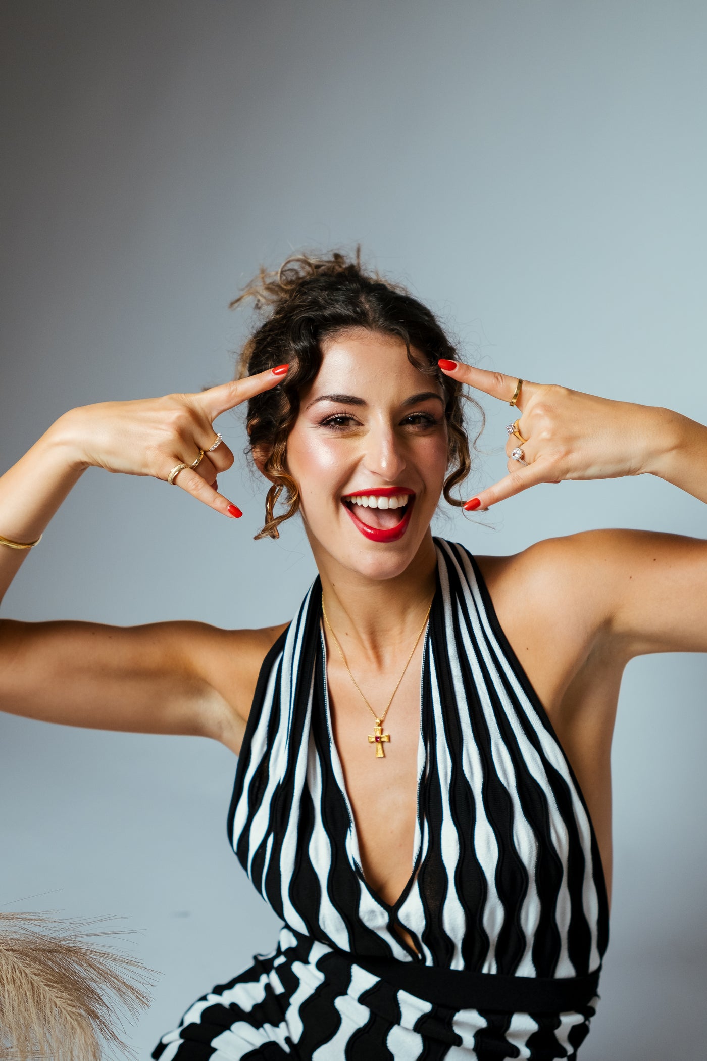 Κολιέ με σταυρό TROULIS με θέμα το ηλιοστάσιο.